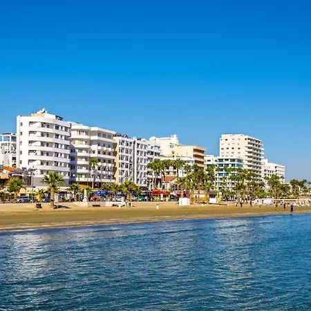 Sandy Bottoms Beach לרנקה